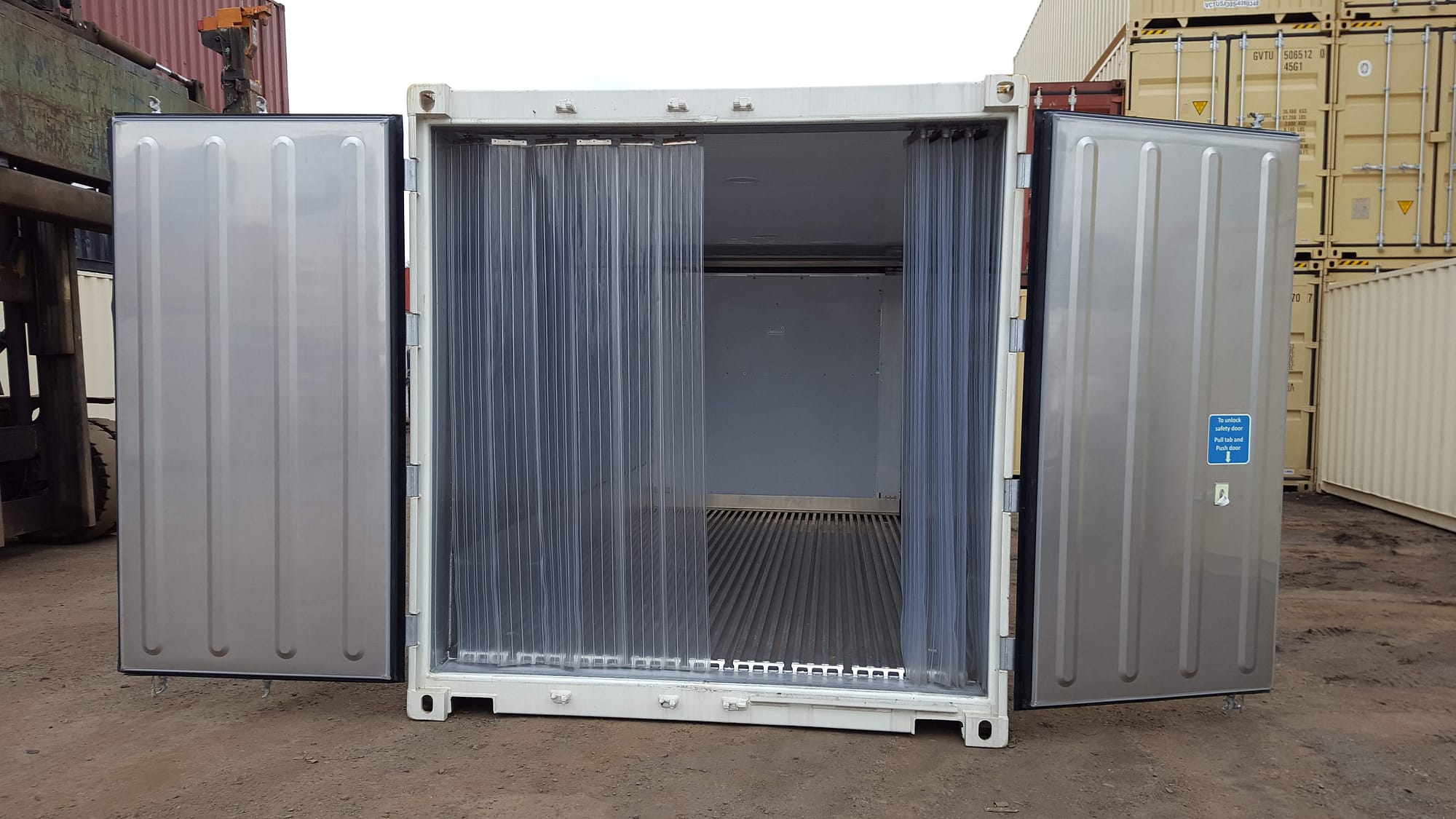 TRS Running refrigeration container with mylar strip curtain