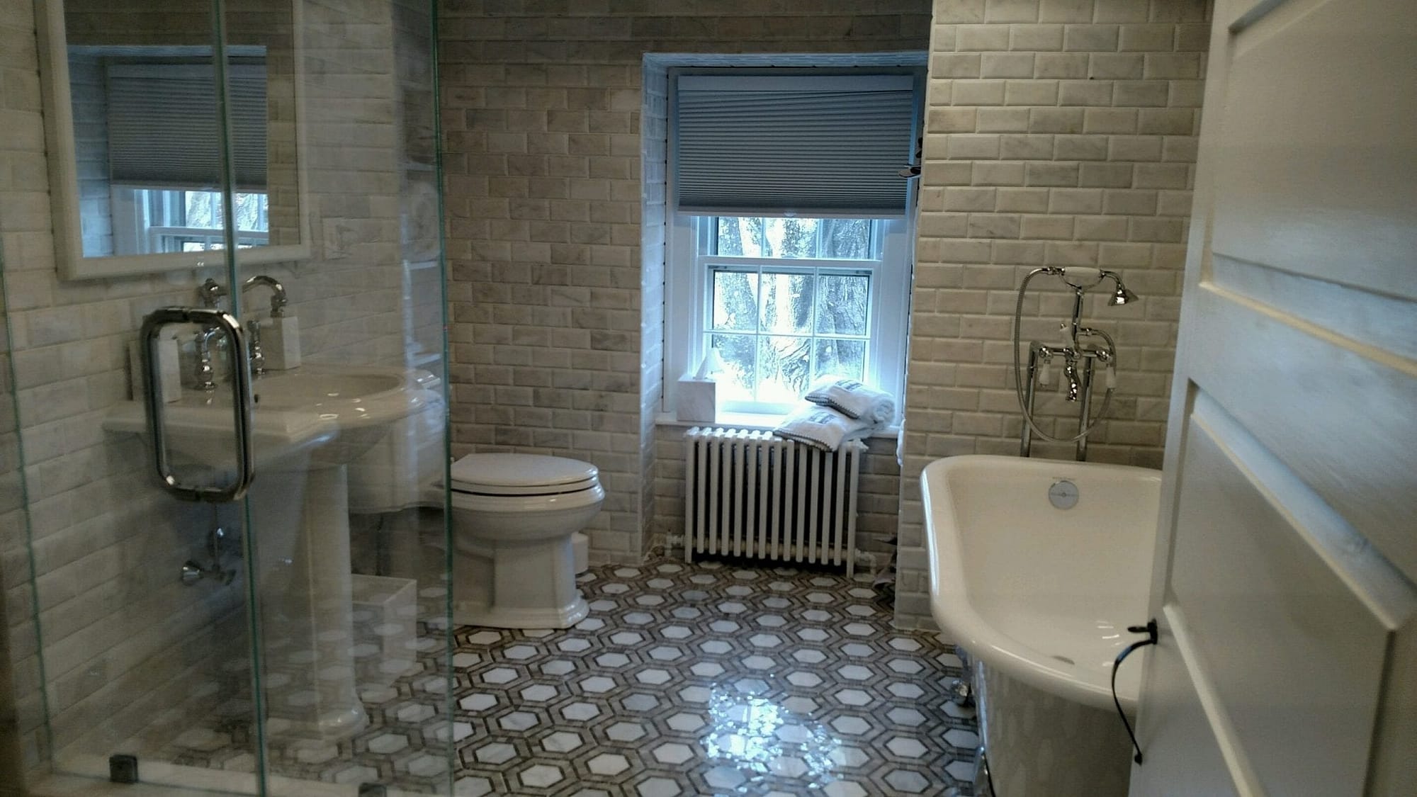 Bathroom with tub, line drain, and vanity
