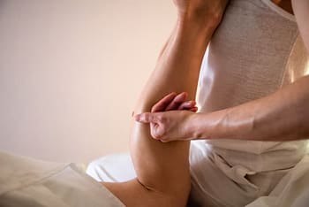 https://mltmpgeox6sf.i.optimole.com/w:350/h:234/q:mauto/f:best/https://hicigo.com/wp-content/uploads/2023/04/Massage-therapist-massaging-man-calves-in-spa-center.jpg