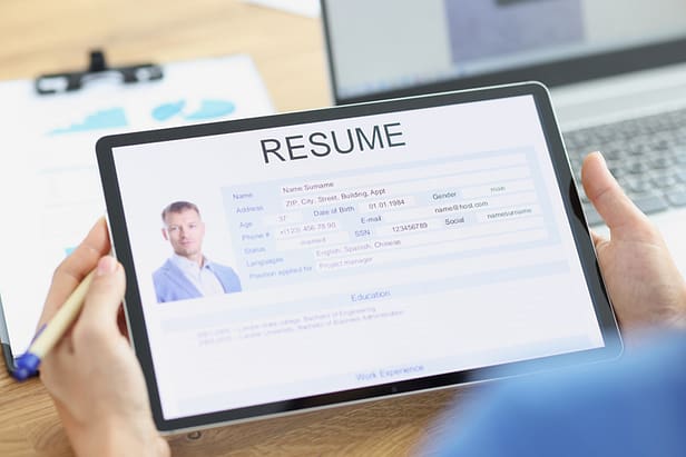 manager using applicant tracking system to review candidate's resume